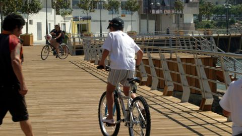 Año  2004: se inaugura el paseo de madera de Os Barcos