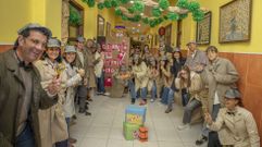 El cuerpo docente de primaria se vuelca al completo en la Semana da Lectura del colegio La Salle de Santiago, que busca motivar al alumnado para acercarlo al mundo literario con una programaci�n tem�tica aplicada en cada asignatura y decorados inmersivos. Este a�o el centro se ha inspirado en la novela de misterio y detectivesca, y todo gira en torno a eso estos d�as.