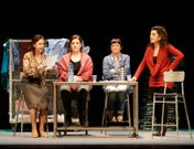 En la imagen, las cuatro actrices del montaje
