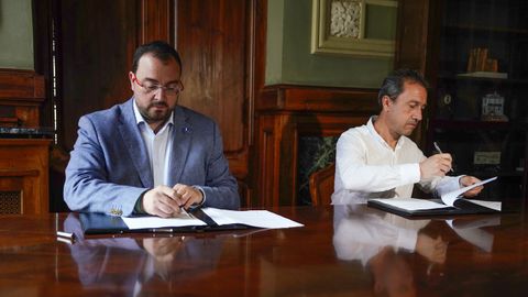 El presidente del Principado y secretario general de la FSA-PSOE, Adri�n Barb�n (i), y el coordinador de Izquierda Unida de Asturias, Ovidio Zapico (d), estrechan la mano tras firmar el acuerdo para conformar un gobierno conjunto 