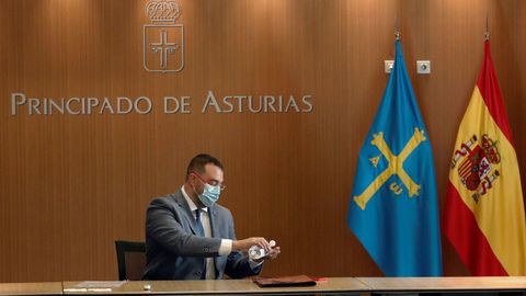 El presidente del Principado de Asturias, Adrin Barbn, preside la reunin semanal del Consejo de Gobierno