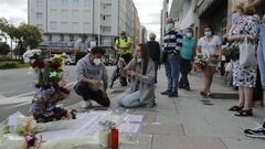 Lugar donde mataron a Samuel, esta ma�ana. Al mensaje del padre se unen las flores y las velas que est�n dejando sus amigos y conocidos