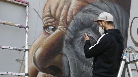 Diego As, elaborando el grafiti con el que ganó el premio nacional
