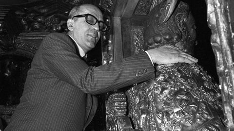 Leopoldo Calvo Sotelo, durante una visita el 7 de octubre de 1981 a la catedral de Santiago, realizando el tradicional abrazo a la imagen del Ap�stol