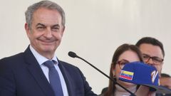 Jos� Luis Rodr�guez Zapatero muestra una gorra con la bandera de Venezuela.