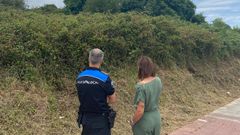 La regidora burelense y un agente municipal supervisan el estado que presenta una finca