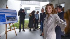 La conselleira �ngeles V�zquez (en primer t�rmino) durante su visita a una de las nuevas viviendas construidas en Sober