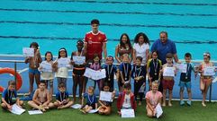 Entrega de diplomas de los cursos de nataci�n de la piscina de Ordes, en una anterior convocatoria