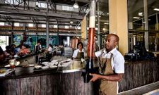 Cervecer�a en La Habana con equipo austr�aco abierta gracias a las reformas econ�micas.
