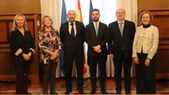 Los miembros de la mesa de la cmara con el nuevo letrado mayor de la Junta General del Principado de Asturias, Marco Fernndez