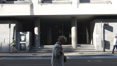 Entrada principal, con escaleras y un montacargas abandonado