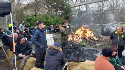 La tractorada se traslada del centro de Ourense a la entrada a la ciudad por la N-120
