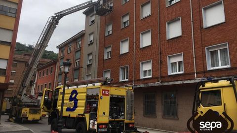 Intervenci�n de los bomberos de Asturias en San Mart�n del Rey Aurelio