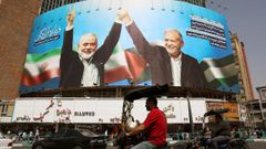 Una pancarta en la plaza Valiasr, en Teher�n, muestra al nuevo presidente del pa�s, Masoud Pezeshkian (a la derecha), con el l�der pol�tico de Ham�s, Ismail Haniya, ejecutado la semana pasada.