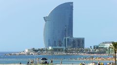 Barcelona. La l�nea portuaria de Barcelona empez� a cambiar en los a�os ochenta del siglo pasado, con grandes zonas dedicadas a la n�utica deportiva, un centro de negocios, un gran hotel, centros comerciales, cines, un acuario, restaurantes y paseos p�blicos.
