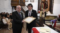 Jos� Evia (a la izquierda) recibi� el reconocimiento de manos del hermano mayor de la Cofrad�a de la Soledad, Carlos Cal