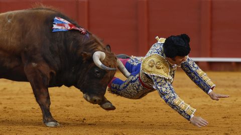 Morante de la Puebla sufri� una grave cogida en la plaza de la Maestranza en Sevilla