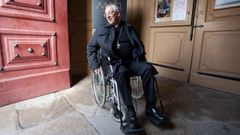 El obispo, en silla de ruedas