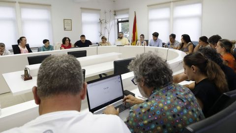 El giro de timn sobre el tema de la residencia causa revuelo en la corporacin municipal de Foz, integrada por 17 ediles