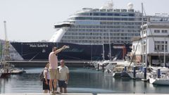 Visita del Mein Schiff 6, uno de los cruceros que habitualmente hace escala en el puerto de A Coru�a. El buque proced�a del puerto de Le Verdon y zarp� de la ciudad a las 19.00 horas con destino a Vigo. La embarcaci�n llevaba 2.506 pasajeros a bordo