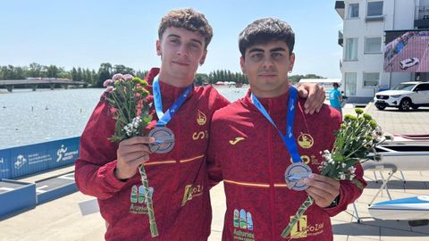 Ra�l Fern�ndez y Pedro Torrado, cano�stas del Club Pirag�ismo As Torres-Romar�a Vikinga de Catoira, con su bronce en el C2 500 Sub-23 del Campeonato de Europa de la categor�a.