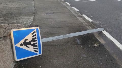 Una se�al ca�da por la fuerza del viento en Poio