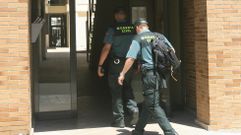 Fotograf�a de archivo de una pareja de la Guardia Civil entrando a un registro.