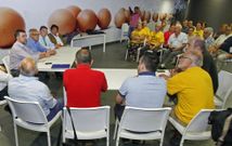 Directivos de Funespa�a (izquierda) en la reuni�n que celebraron el a�o pasado con los vecinos. 