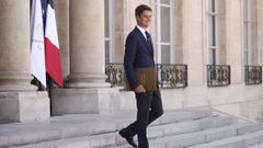 El ex primer ministro de Francia, Gabriel Attal, abandona el Palacio del Elseo.