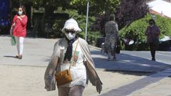 Compostela resiste con la mascarilla a pesar de las altas temperaturas