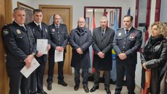 Distintivo para los voluntarios en la Dana. Jos� L�pez, Fernando Hern�ndez, Gonzalo Gonz�lez recibieron sus distintivos de mano de Eladio Santos. En la imagen con ellos posan Aurentino Alonso, Fernando Lozano y Margarida Pizcueta.