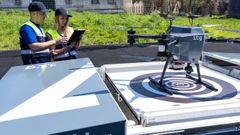 Imagen de archivo de unos ingenieros de ITG revisando un dron