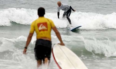 Los surfistas forman parte, desde hace a�os, del paisaje habitual de la playa de A Lanzada.