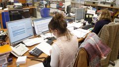 Trabajadores en una de las oficinas municipales del Ayuntamiento de Ferrol, en foto de archivo.