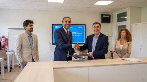 El conselleiro de Educaci�n, Ciencia, Universidades y FP, Rom�n Rodr�guez, y Francisco Soares, fundador y director t�cnico de�Sparc Foundry , firmaron hoy un convenio de colaboraci�n