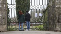 Carteles pidiendo la apertura del parque de Bonaval, en Santiago