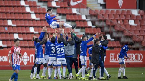 Manteo Johannesson Real Oviedo Sporting El Molinon derbi asturiano.Los futbolistas del Real Oviedo mantean a Johannesson tras la victoria ante el Sporting en el derbi