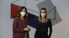 A la izquierda, Alba Formoso, coordinadora del torneo de debate, y a la derecha Carmen Arias, directora de la Fundaci�n Barri�
