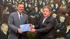 El alcalde de Pontevedra, a la derecha, durante su visita a la alcald�a de Par�s con el teniente de alcalde para asuntos europeos, Hermano Sanches Ruivo