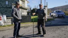 Dos de los pocos vecinos que quedan en Porqueira