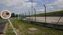 El aparcamiento provisional que se reabrir� durante el desv�o de vuelos desde Santiago a Alvedro, lleva m�s de tres lustros inactivo