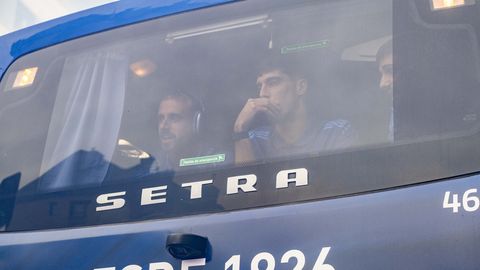 As fue el emocionante recibimiento al autobs del Real Oviedo antes del choque ante el Almera