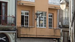 El piso ocupado en la plaza de O Campo, en Lugo, ayer