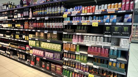 Los supermercados se han visto obligados a reubicar estos productos separados de los refrescos. En la imagen, las bebidas energ&eacute;ticas colocadas junto al alcohol.