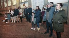 Un grupo de padres y alumnos del CEIP Froebel, en Pontevedra, este mes de diciembre ante el colegio de infantil y primaria