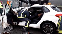 Un efectivo del SEPA interviene en el autom�vil accidentado en la �Y� en Gij�n