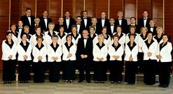 Una de las formaciones de la coral de La Sociedad de Sada, con su director, �ngel V�zquez, en el centro. 