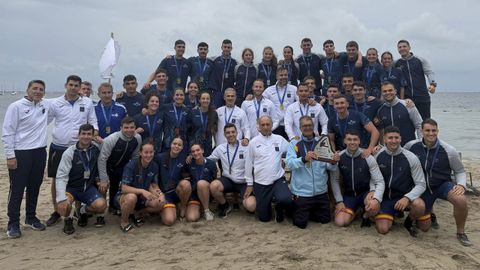 La princesa de Asturias (en la fila superior, en el centro de la imagen) posa junto a sus compa�eros de la Academia General del Aire y del Espacio tras participar en la 25.� Regata Universitaria de Pirag�ismo