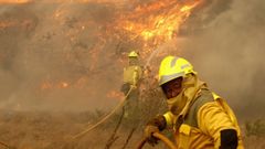 Bomberos forestales de la Xunta interviniendo el a�o pasado en un incendio en Pant�n