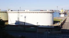 Tanques de Repsol en los muelles interiores de A Corua